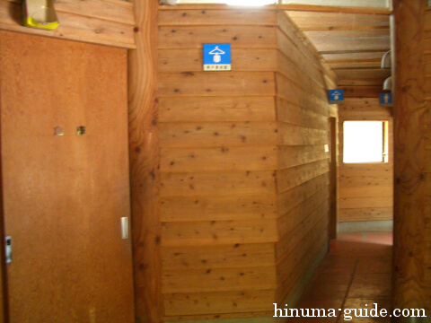 キャンプ場管理事務所の建物にある更衣室とトイレ