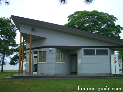 親沢公園キャンプ場の管理事務所と水洗トイレ